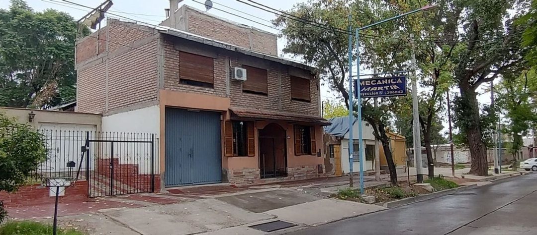 CASA CON GALPÓN y PATIO EN GODOY CRUZ MENDOZA
