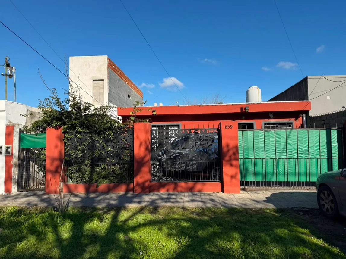 Casa de 3 ambientes en venta en Burzaco, Justo German Bermúdez 600