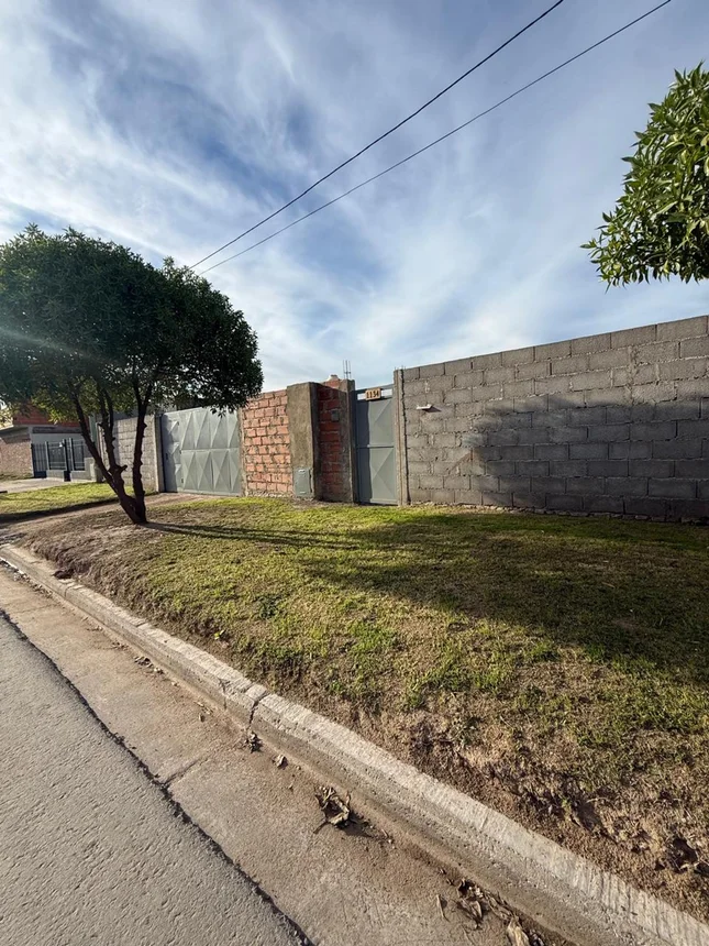 Venta- casa mas galpon en amplio lote-, foto 1