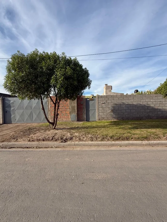 Venta- casa mas galpon en amplio lote-, foto 2