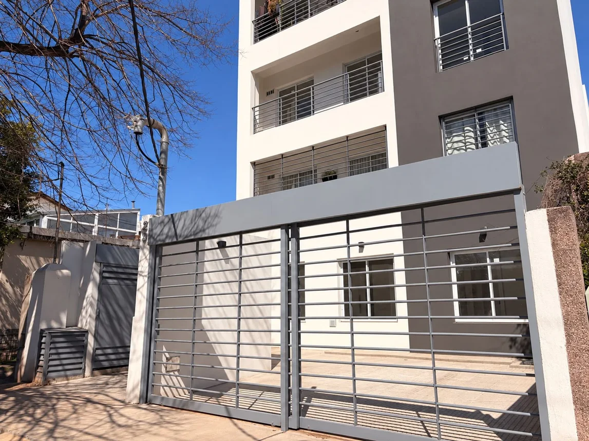 Departamento de 2 ambientes en venta en Villa Luzuriaga, Ombú 0