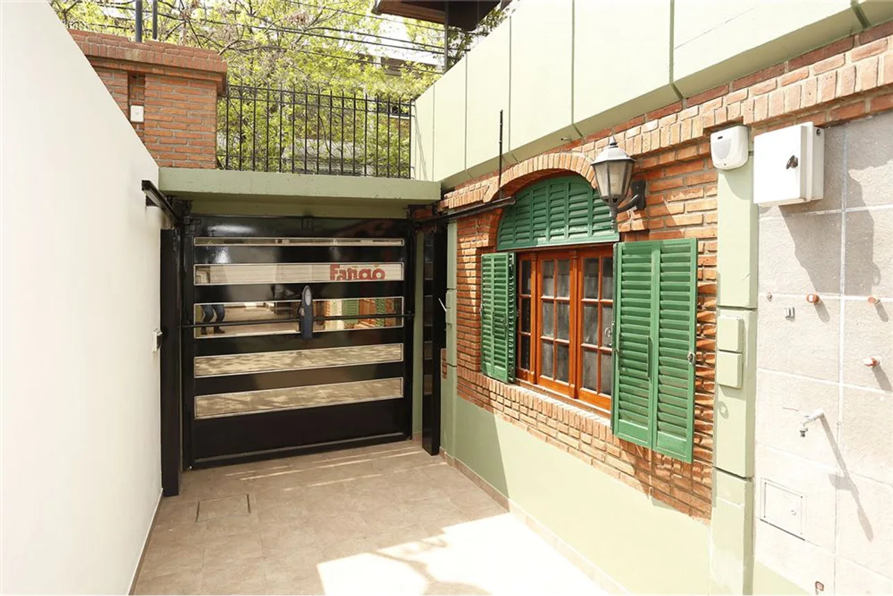Casa de 5 ambientes en venta en Villa Real, Moliere 2400