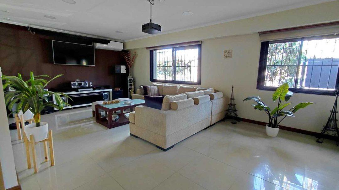 EXCLUSIVA CASA DE 250M2 EN VENTA EN MONTE GRANDE