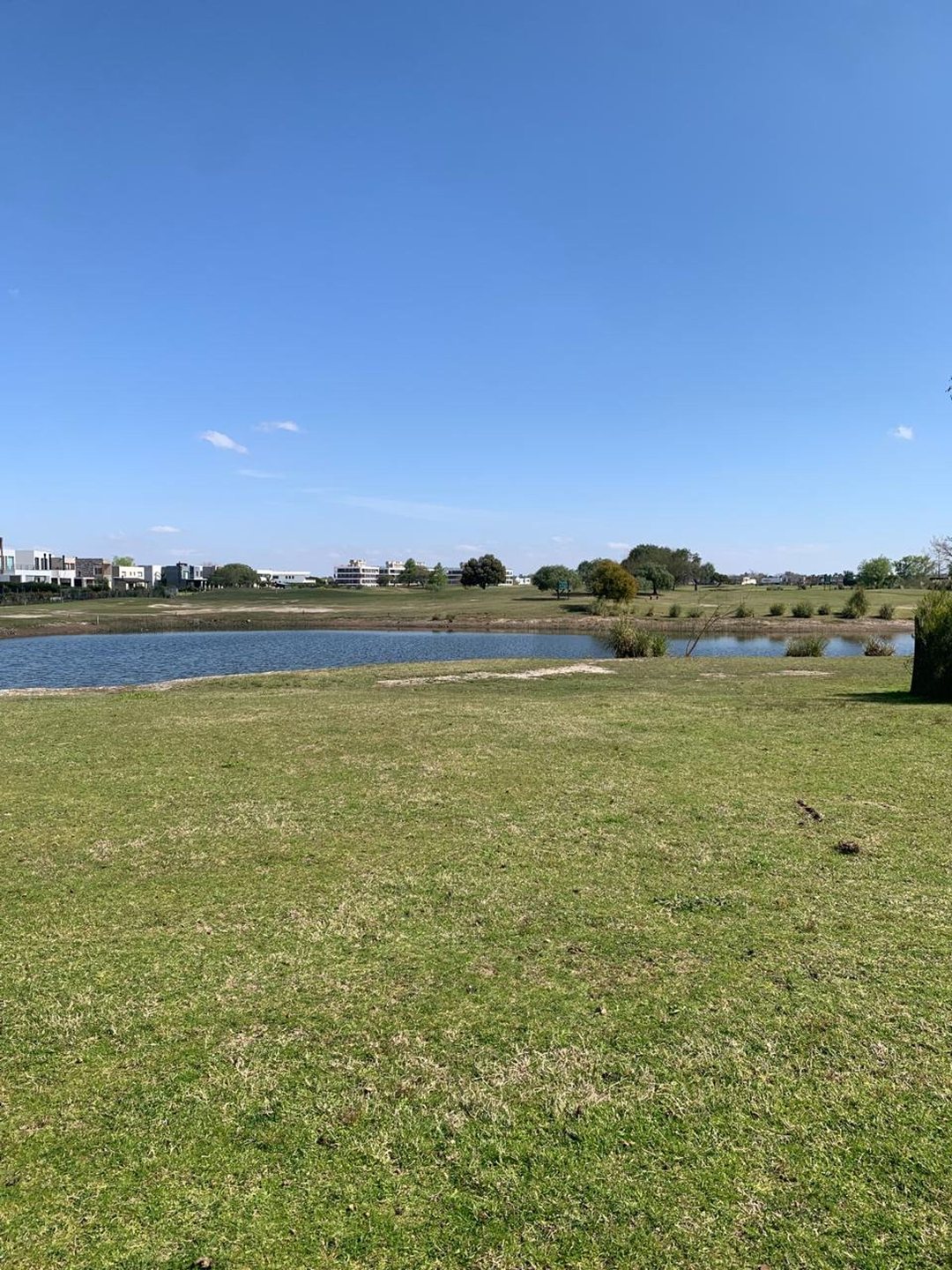 LOTE EN VENTA AL GOLF CON ESPEJO DE AGUA