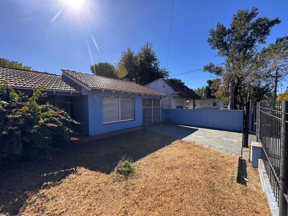 Casa de 4 ambientes en venta en Burzaco, 25 de Mayo 100