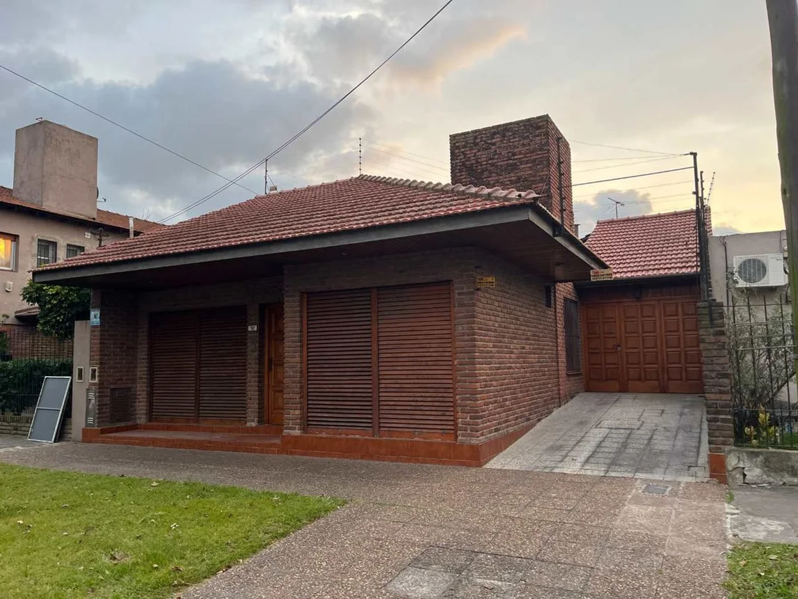 Casa de 4 ambientes en venta en Wilde, Lobos 900