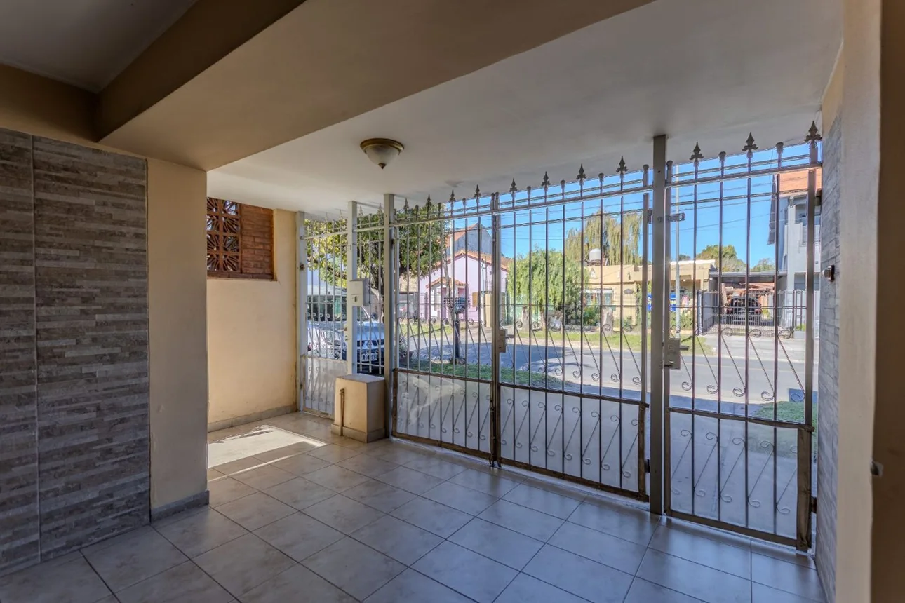 Casa de 5 ambientes en venta en Rafael Calzada, Presidente Juan Domingo Perón 3300, foto 2