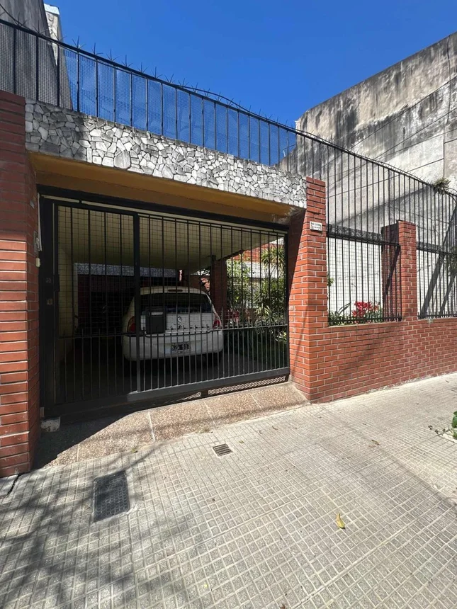 Casa de 5 ambientes en venta en Parque Chacabuco, Pasaje Lugo 1100