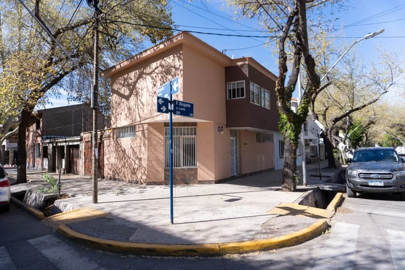 Casa de 5 ambientes en venta en Mendoza, Félix Bogado 100