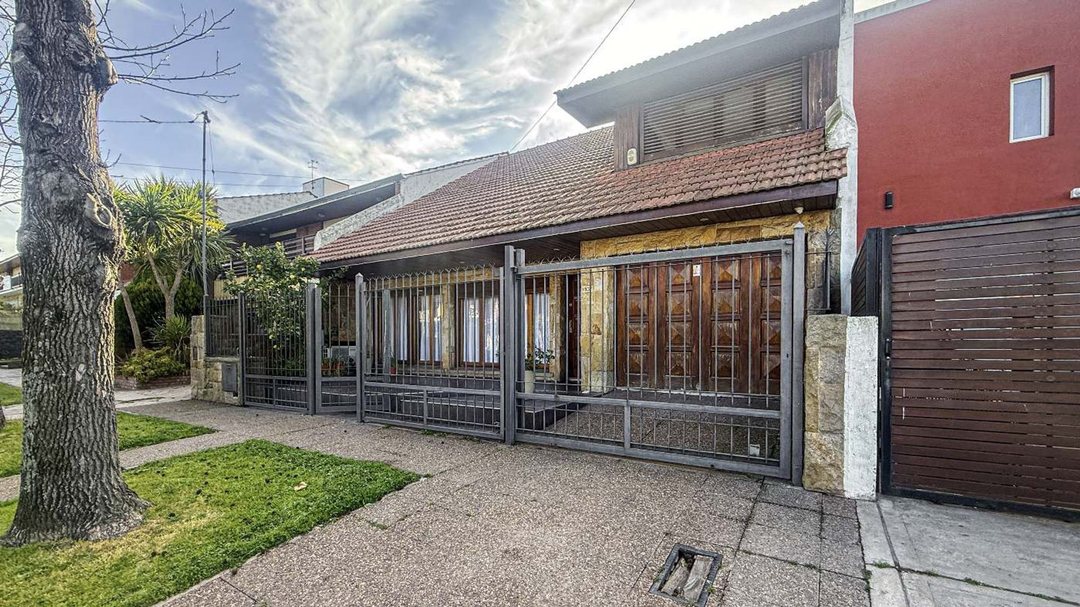 VENTA CASA 4 AMB QUINCHO CON DEPENDENCIA Y PILETA