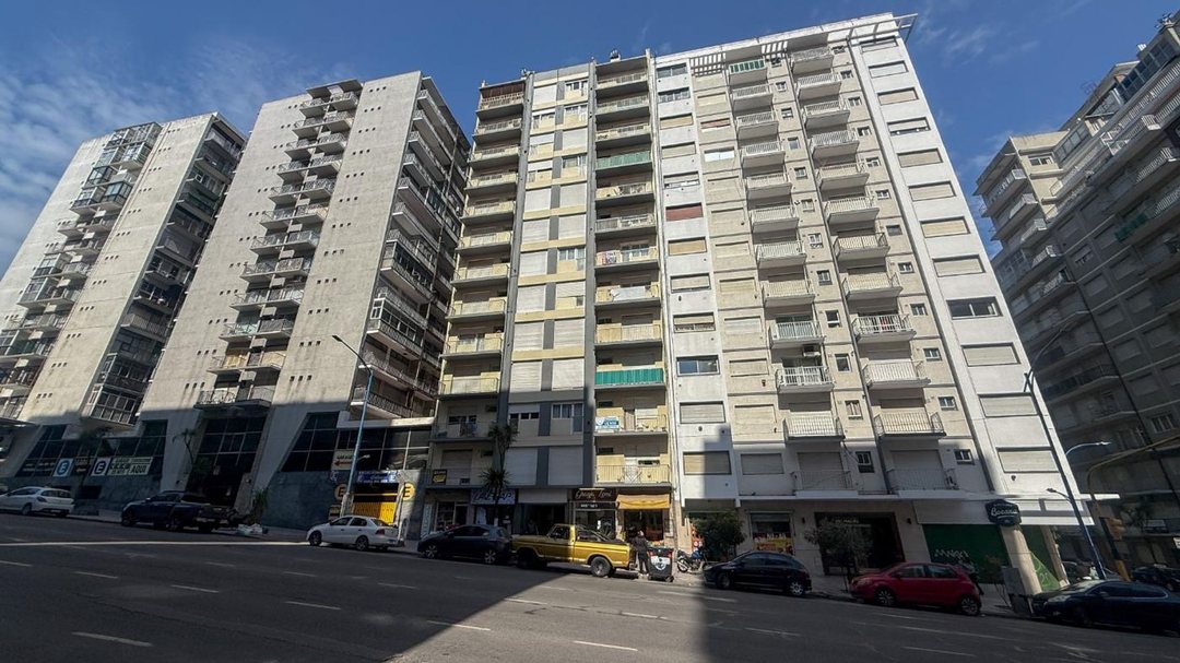 Venta 2 Amb Centro Av. Colón con lavadero Luminoso