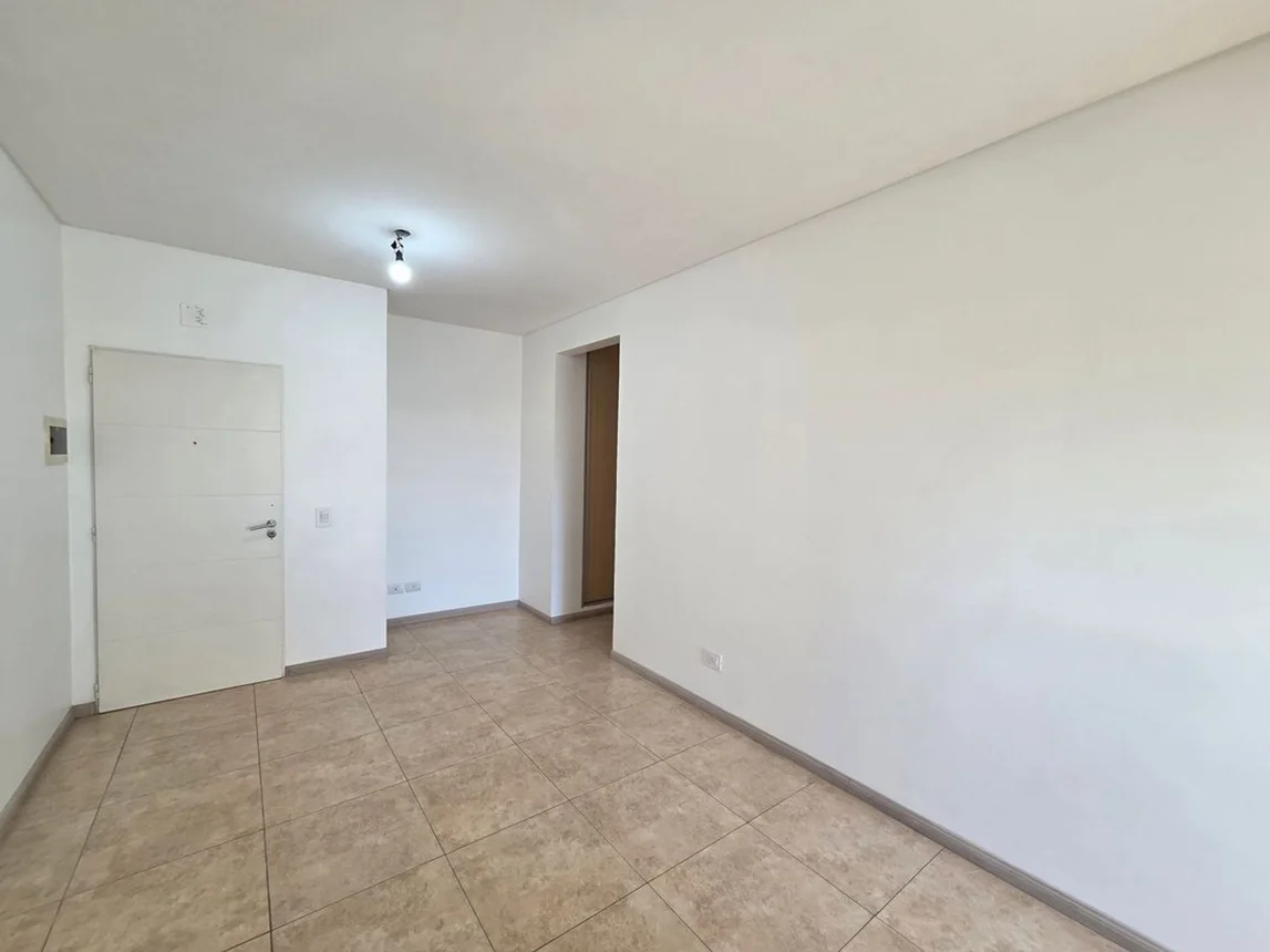 Departamento de 3 ambientes en alquiler en Quilmes, Avenida Hipólito Yrigoyen 1100, foto 2