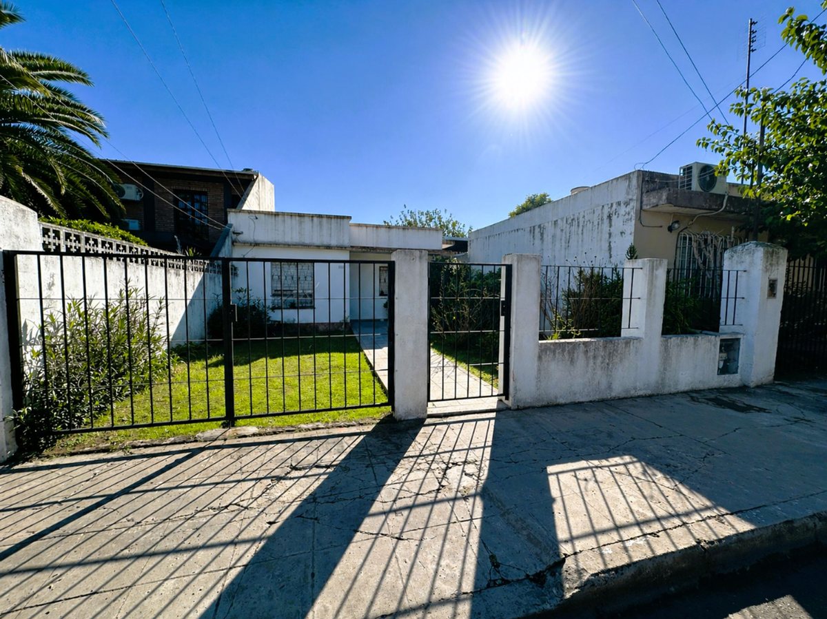 VENTA CASA 3 AMBIENTES PLANTA BAJA EN MERLO