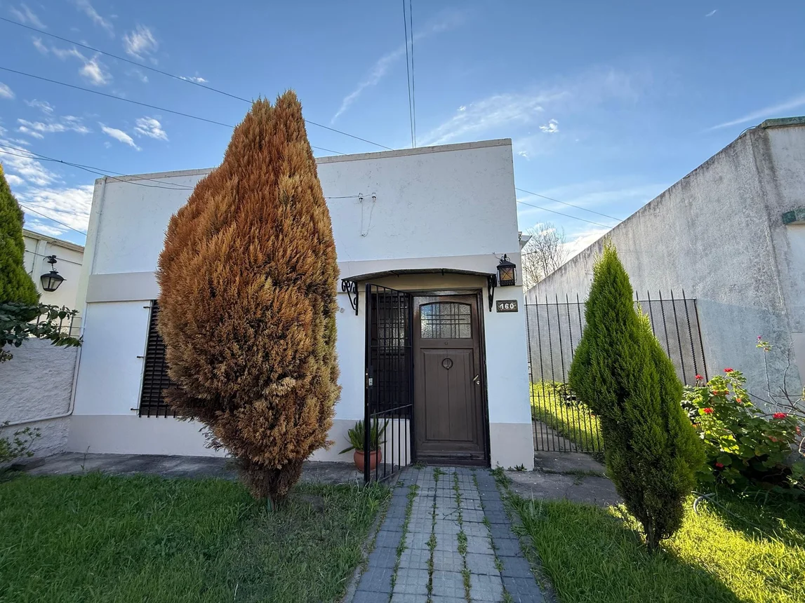 Casa de 4 ambientes en venta en Lomas de Zamora, Avenida 12 de Octubre 100