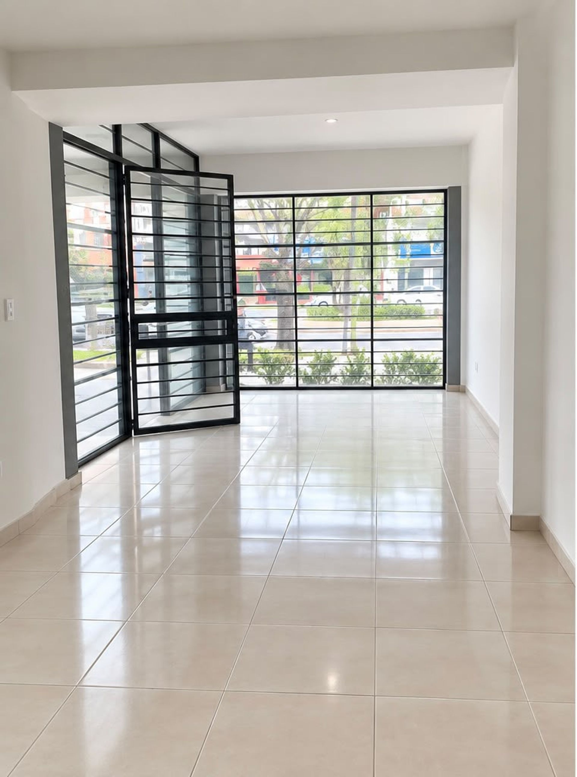 Alquiler local comercial Pilar en Torre Tucuman.