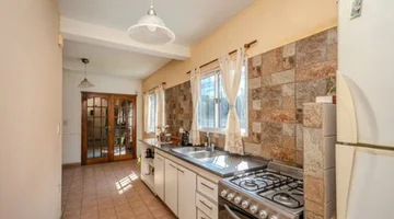 VENTA CASA 4 AMBIENTES CON JARDIN Y PILETA