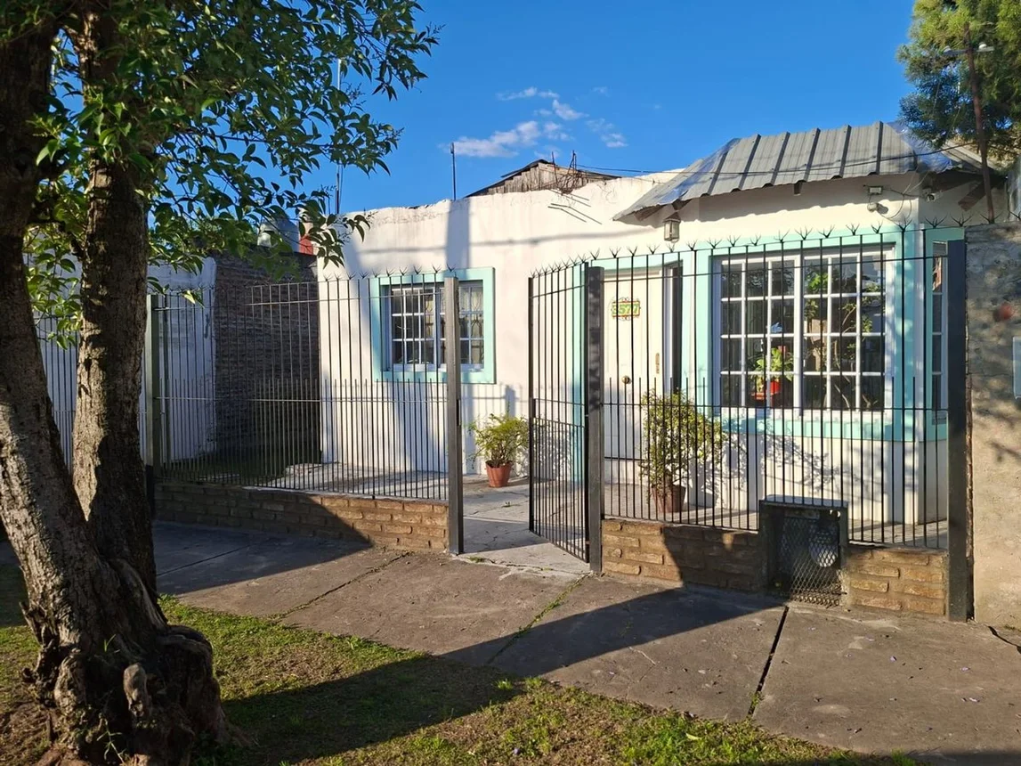 Casa de 3 ambientes en venta en Hurlingham, Potosí 3500