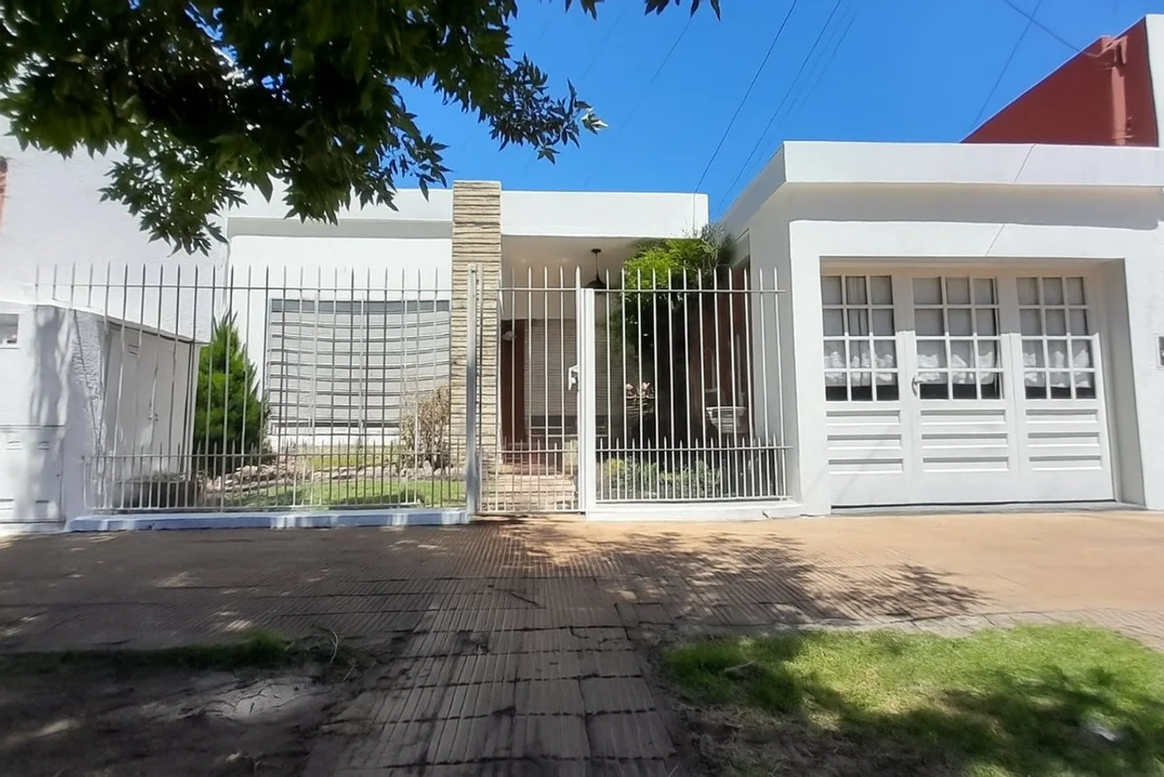 Casa de 3 ambientes en venta en Villa Luzuriaga, Entre Ríos 100