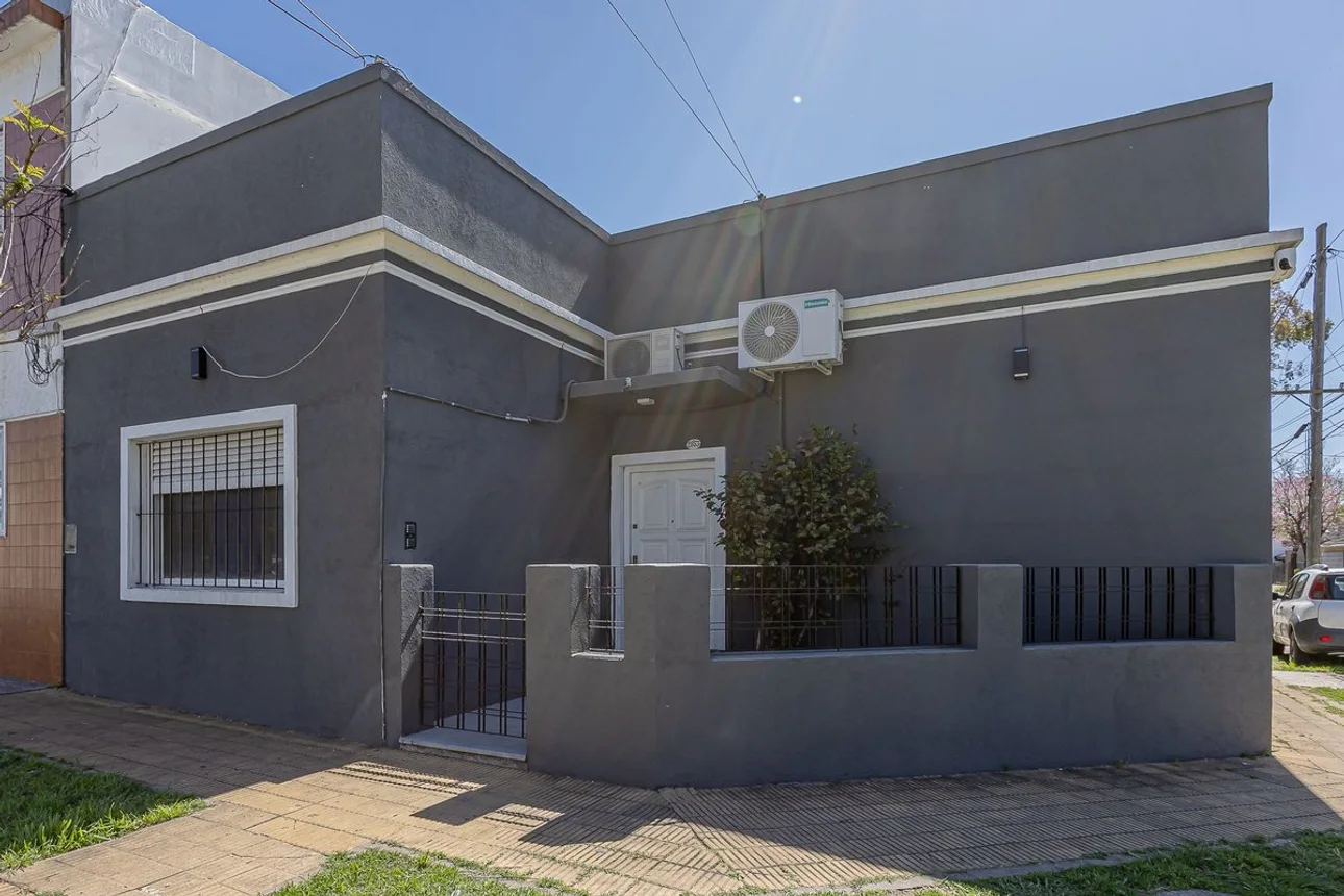 Casa de 3 ambientes en venta en Ciudad Jardín, Año 1852 2800