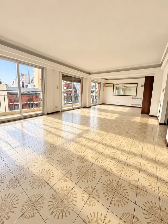 Departamento de 6 ambientes en venta en Flores, Avenida Juan Bautista Alberdi 2000