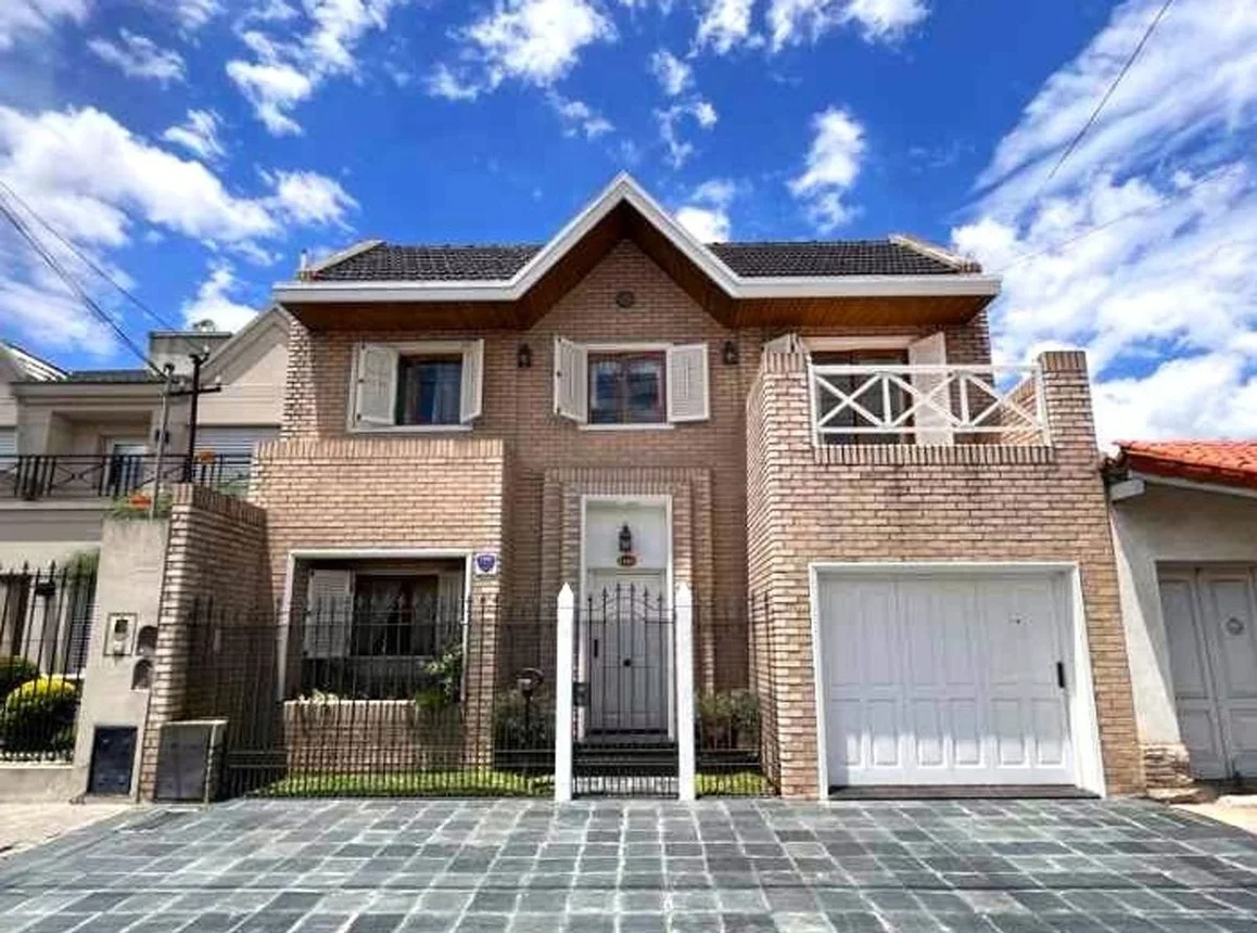 Casa de 5 ambientes en venta en Lanús Este, Juan Bautista Justo 1700