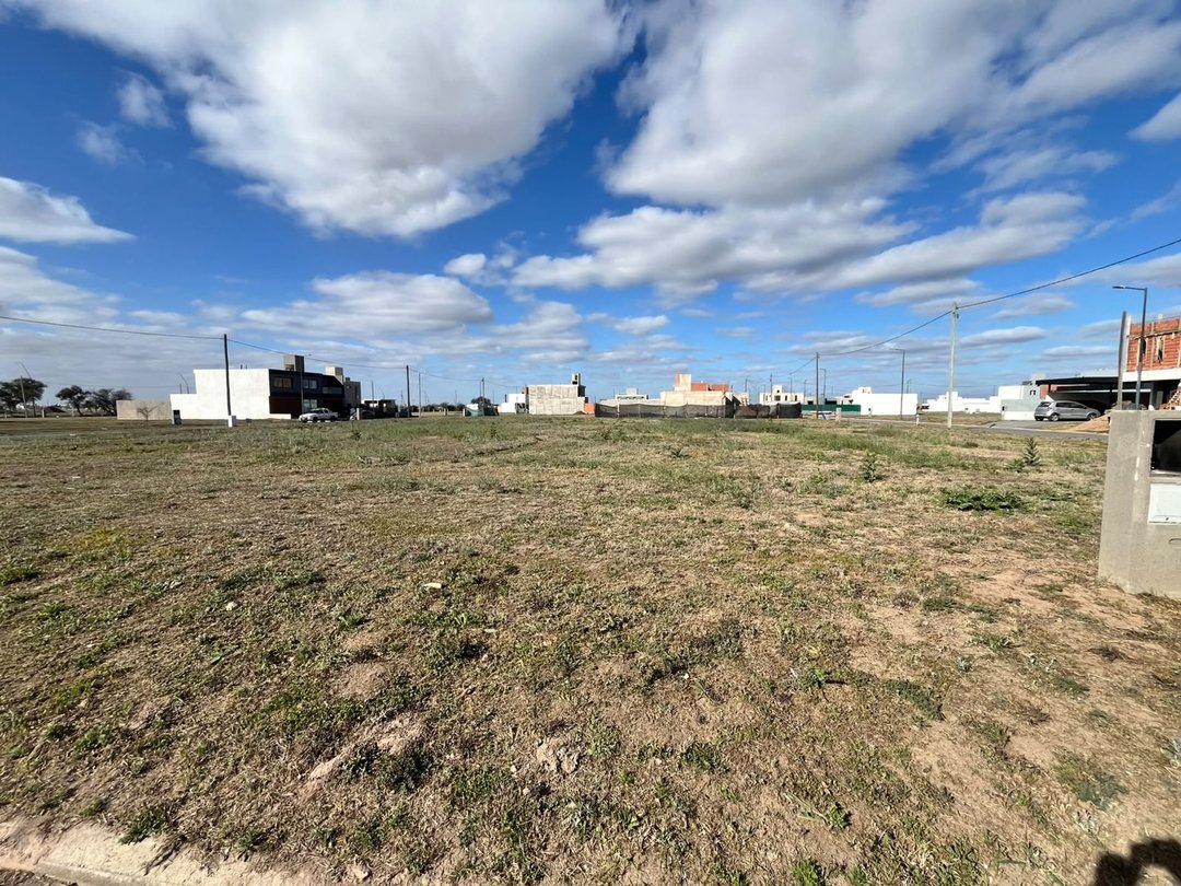 LOTE EN PAMPAS DE MANANTIALES – 389 M² RESIDENCIAL