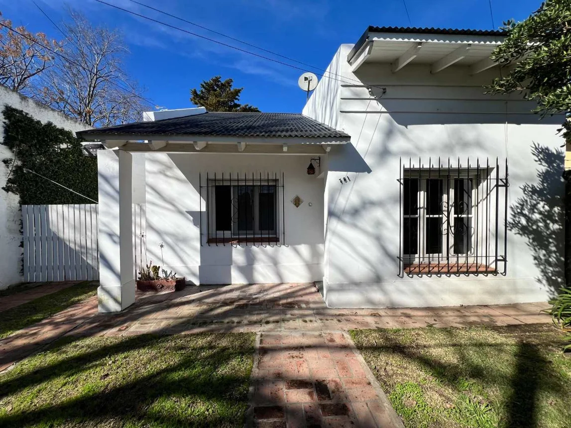 Casa de 3 ambientes en venta en City Bell, 466 E/ 14c y 15 700