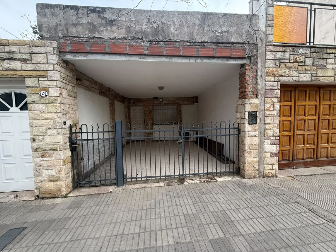 Casa de 4 ambientes en alquiler en Bahía Blanca, Bartolomé Mitre 1100, foto 2