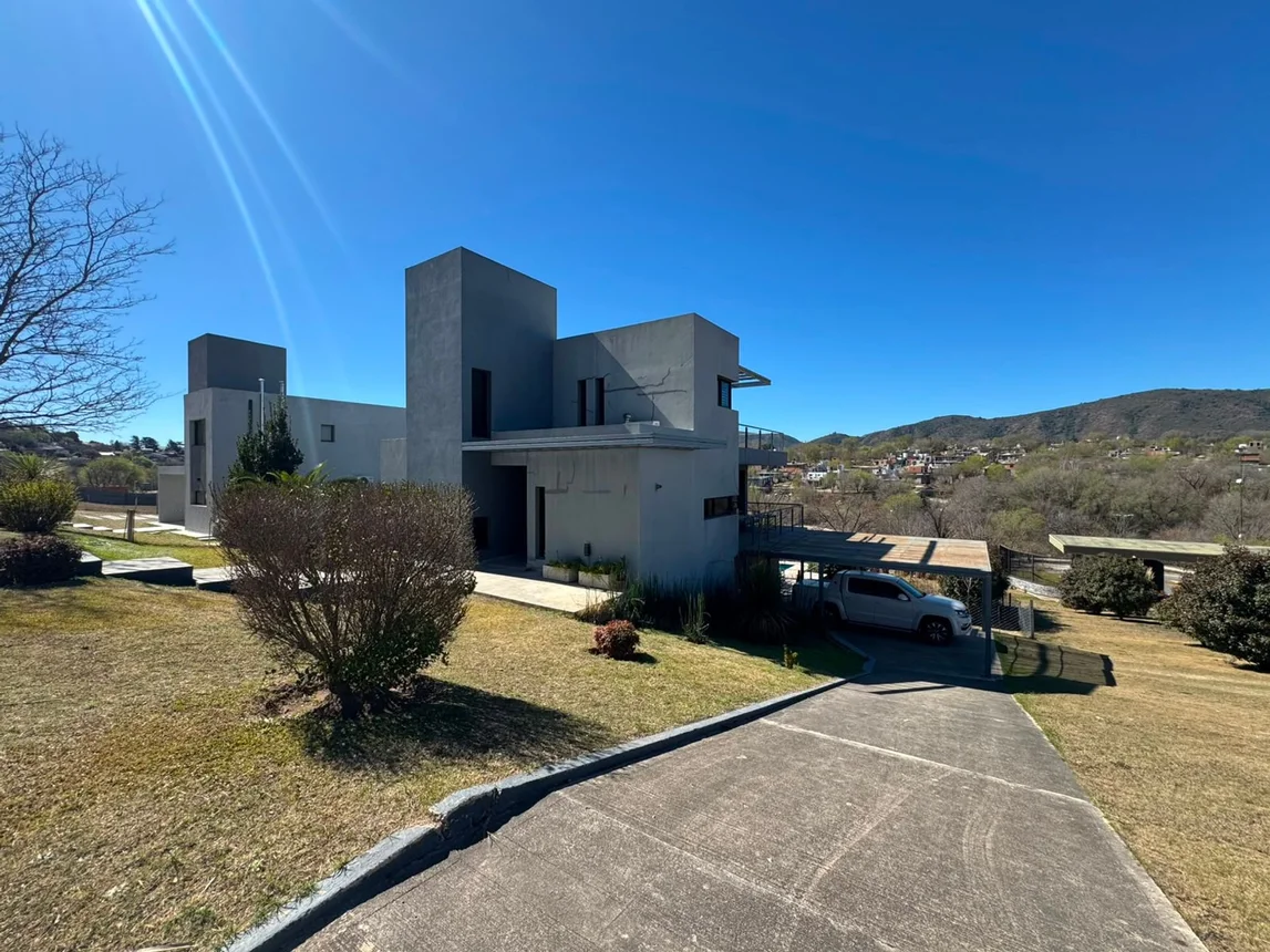 Casa de 4 ambientes en venta en Villa Carlos Paz, Avenida Perito Moreno 1700