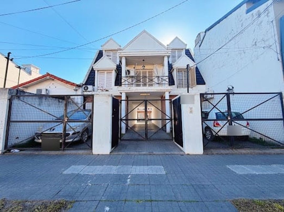 TRIPLEX 4 AMBIENTES CON COCHERA-VILLA SARMIENTO