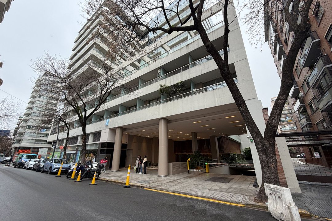 Oficina con seguridad en Belgrano C / cochera