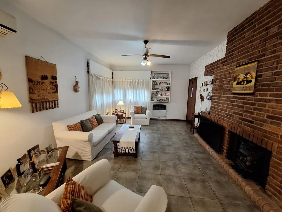 Casa de 5 ambientes en venta en Adrogué, Drumond 500