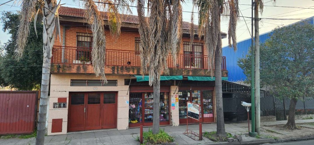 VENTA CASA 3 AMB + 2 LOCALES + DEPTO ITUZAINGO