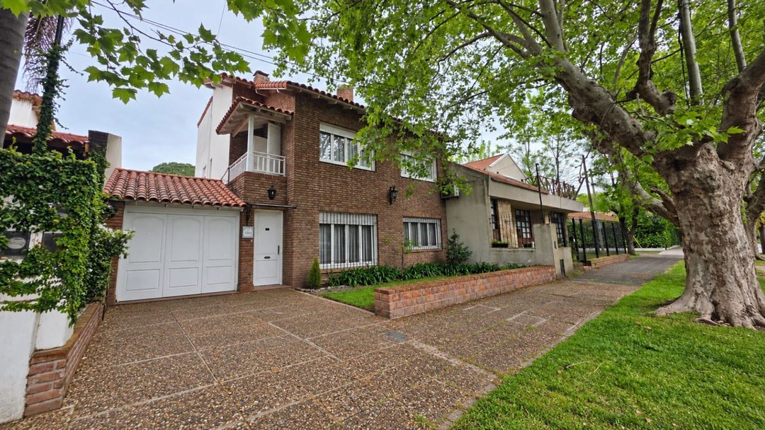 VENTA CHALET 4 AMB CON PILETA EN ADROGUE