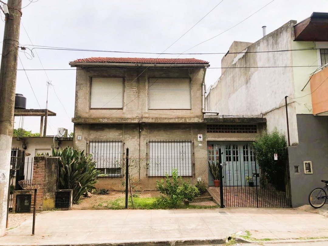 CASA 4 AMB EN VENTA CON COCHERA Y PATIO EZEIZA