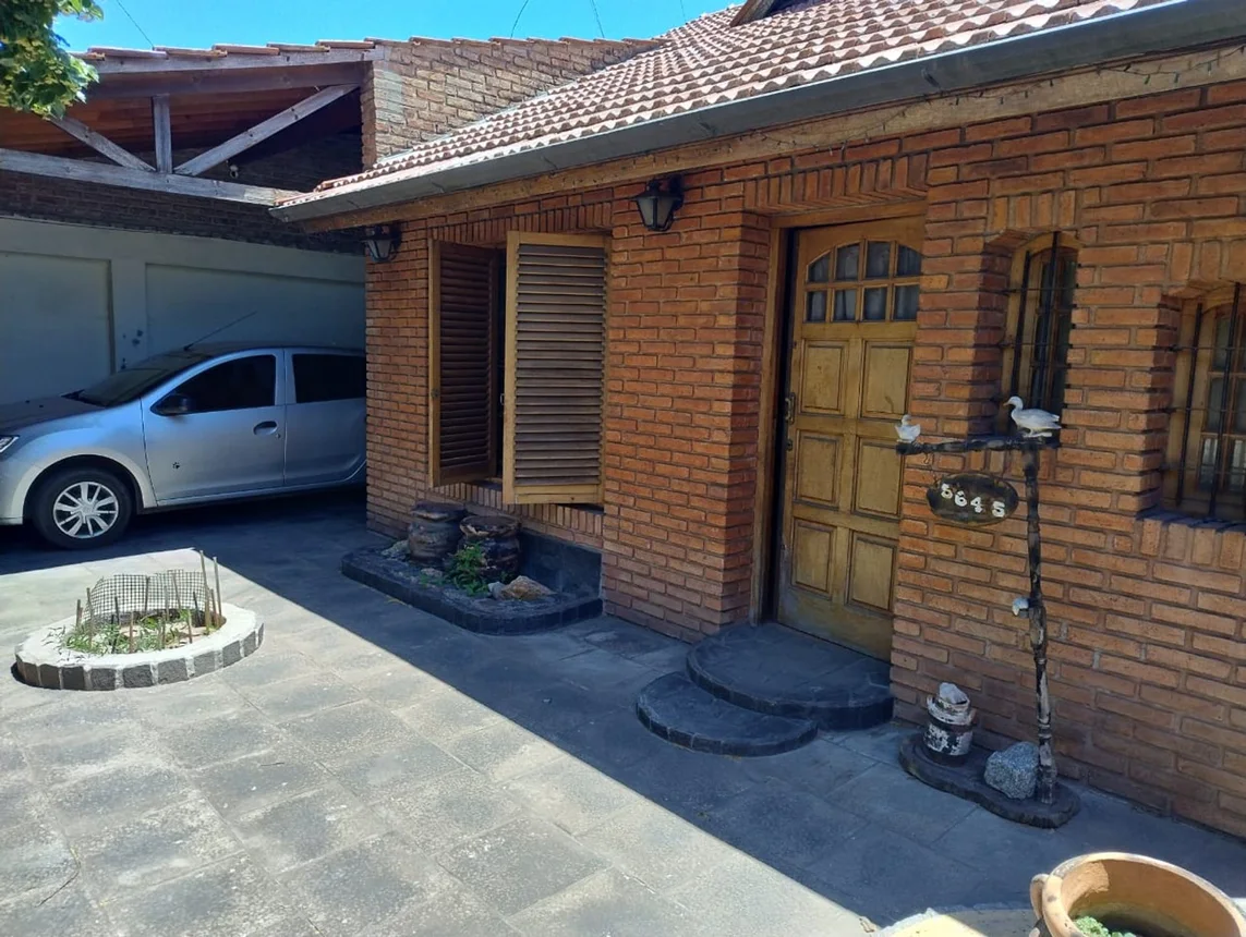 Casa de 5 ambientes en venta en Isidro Casanova, Ramón Falcón 5200, foto 2