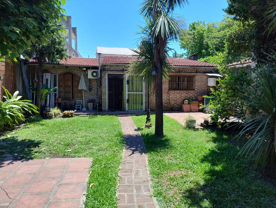 Casa de 5 ambientes en venta en Isidro Casanova, Ramón Falcón 5200