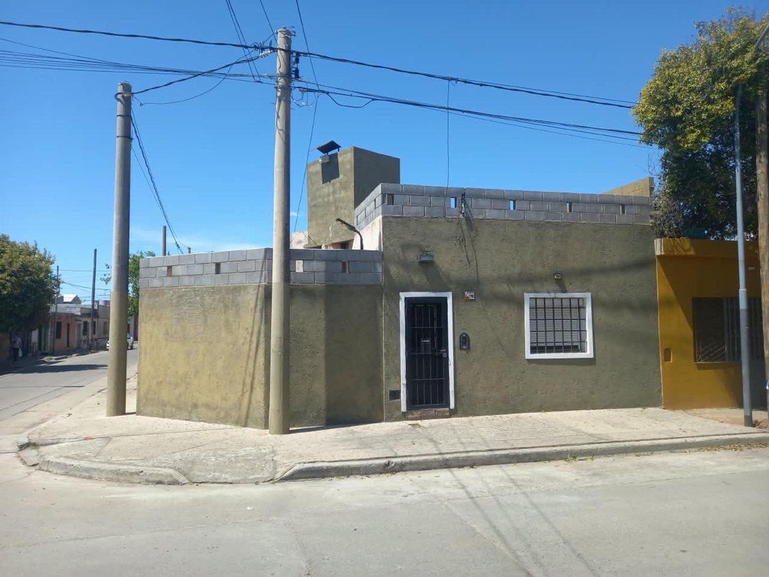 VENTA CASA 2 DORMITORIO COCHERA YOFRE NORTE