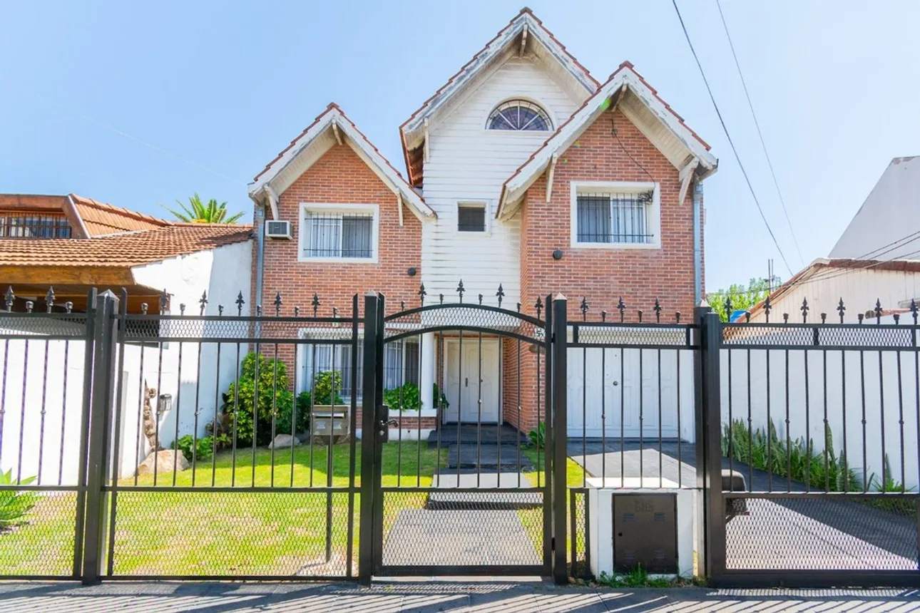 Casa de 4 ambientes en venta en Ituzaingó, Eduardo Muñiz 400
