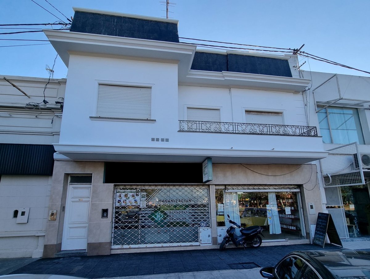 Casa + locales comerciales a la venta en centro