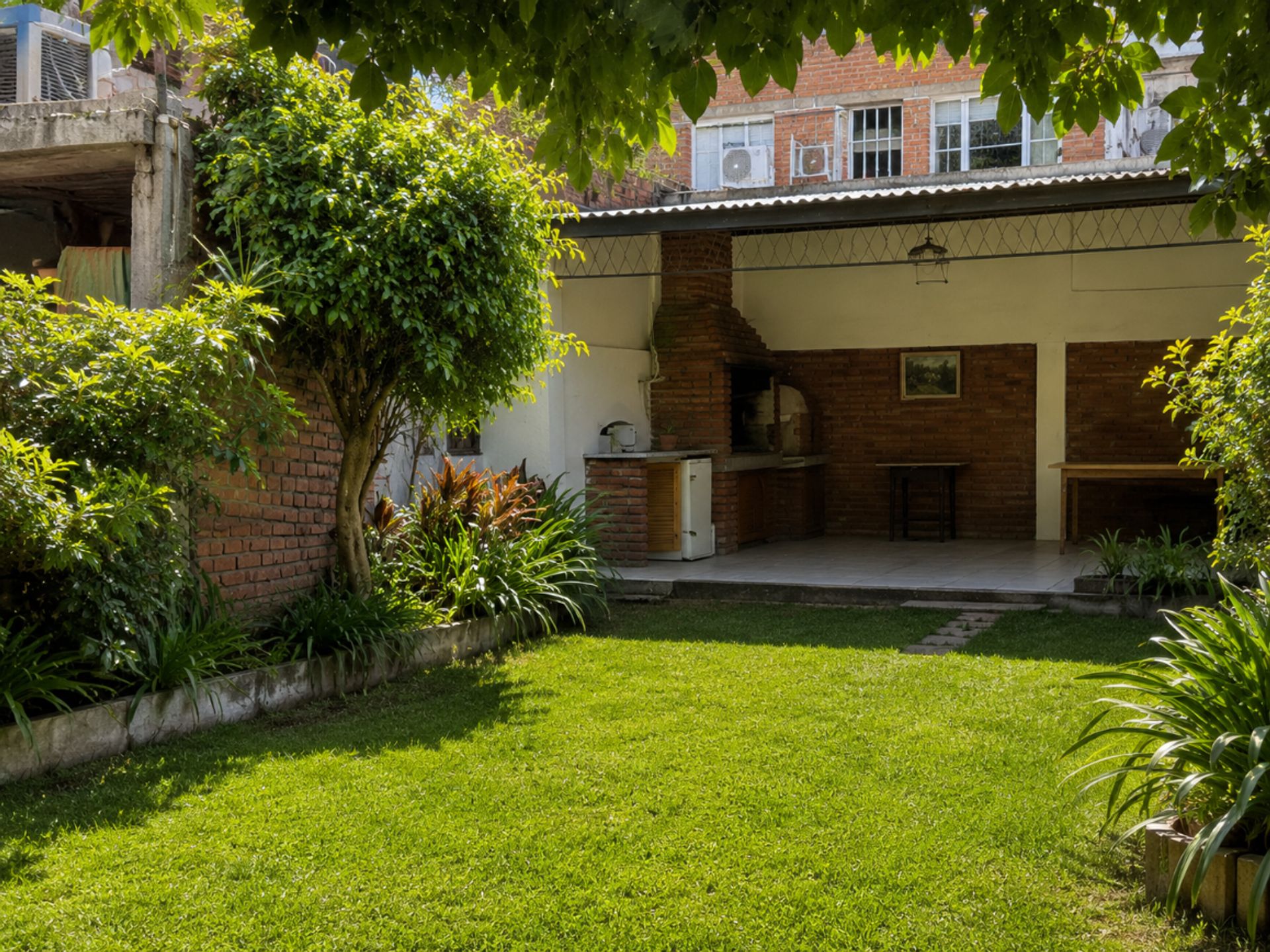 VENTA CASA 5 AMBIENTES BERNAL JARDIN COCHERA