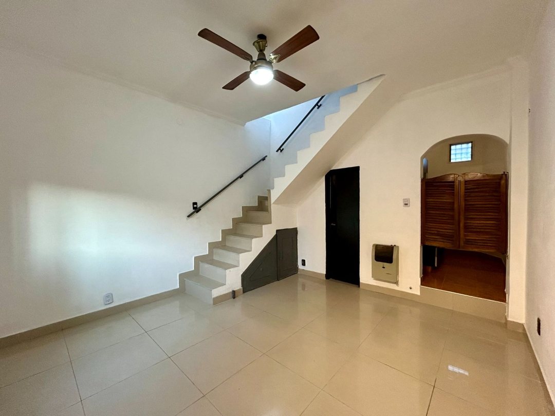 VENTA DUPLEX 3 AMBIENTES EN CASTELAR APTO CRED