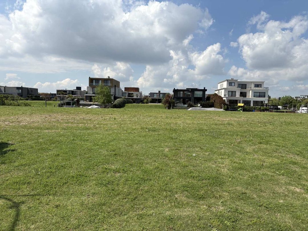 VENTA EXCTE. LOTE AL RIO - BARRIO EL YATCH