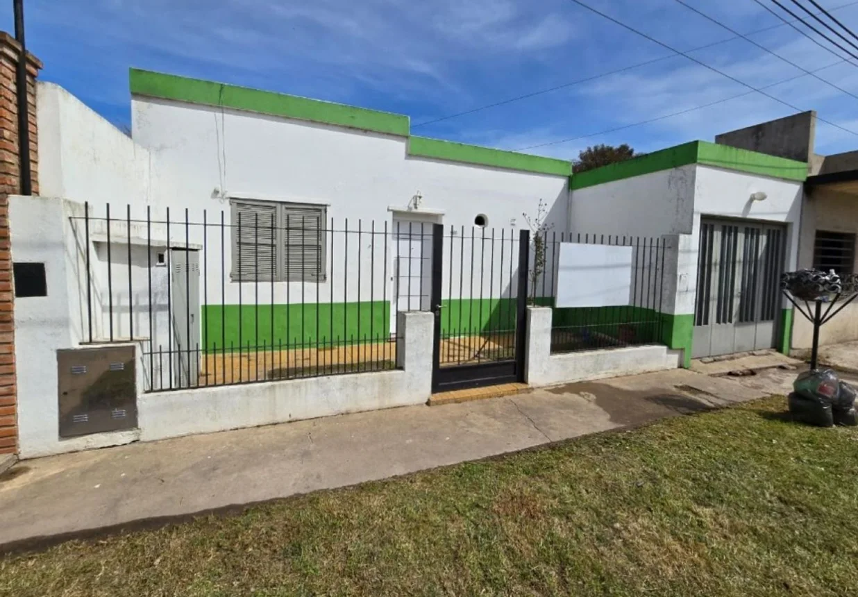 Casa de 3 ambientes en venta en La Plata, 159 E/ 64 y 65 1500