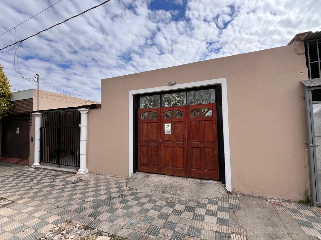 VENTA CASA 3 DORM COCHERA Y PILETA TALLERES ESTE