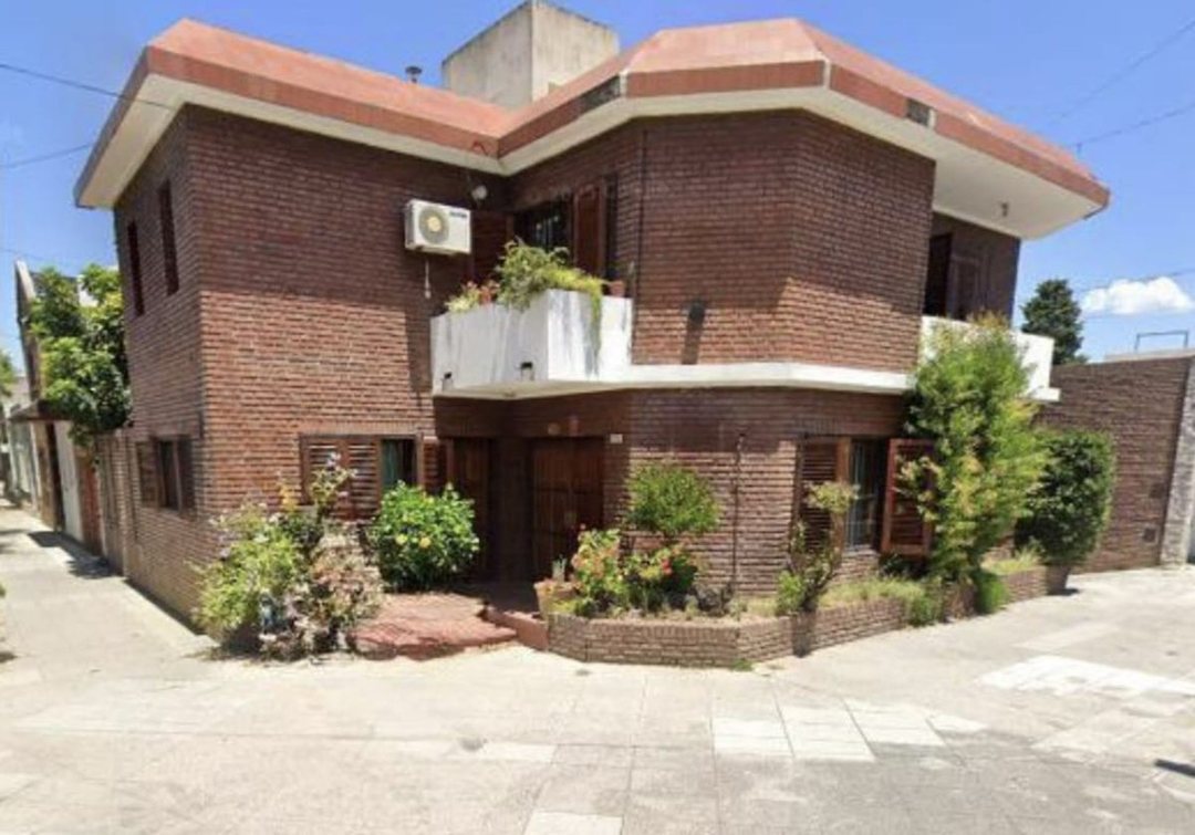 VENTA CASA  5 AMBIENTES GARAGE  3 AUTOS APTO CRÉD.