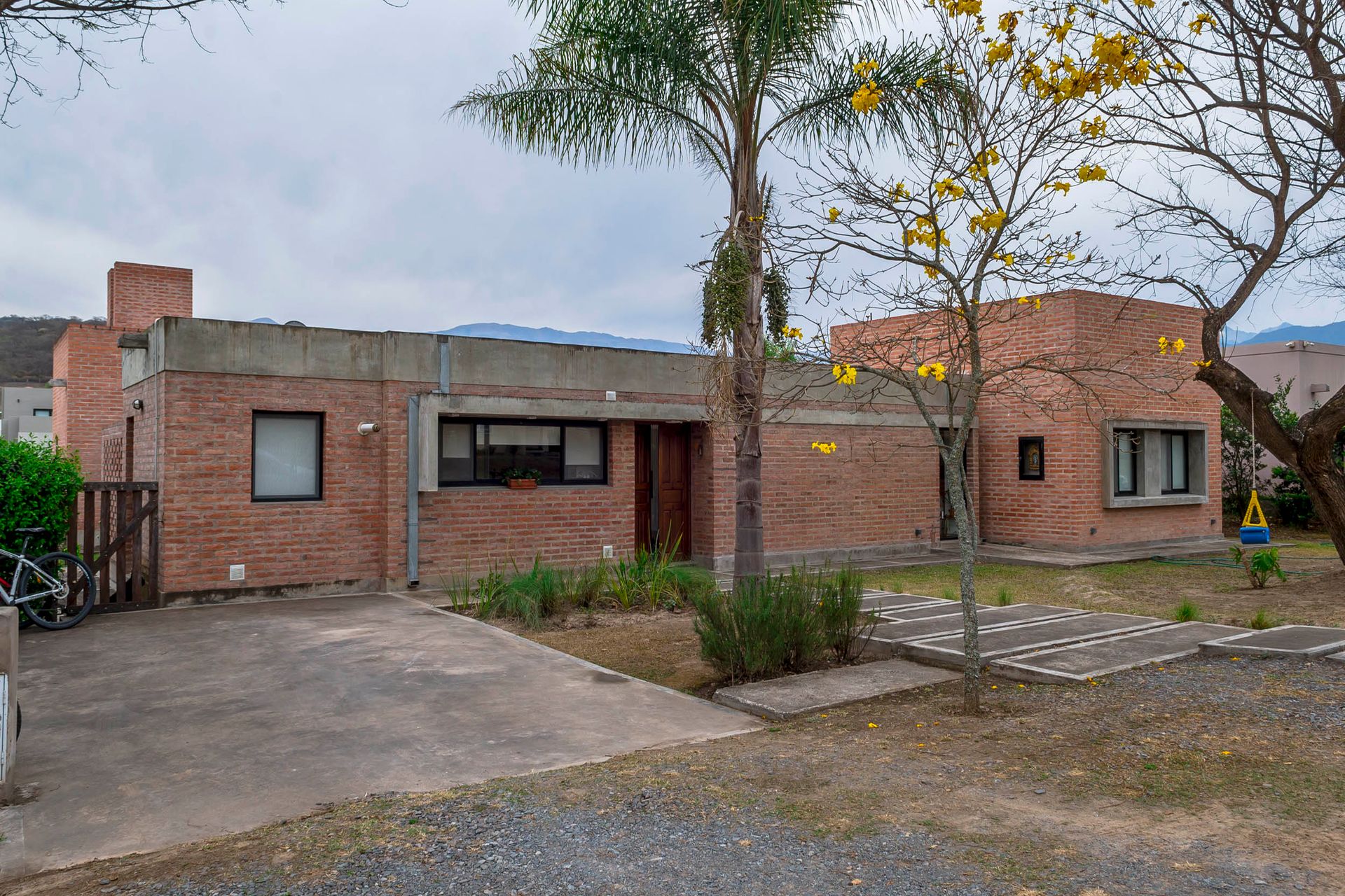 CASA CON PILETA EN VENTA PRADERAS APTA CREDITO - foto 2