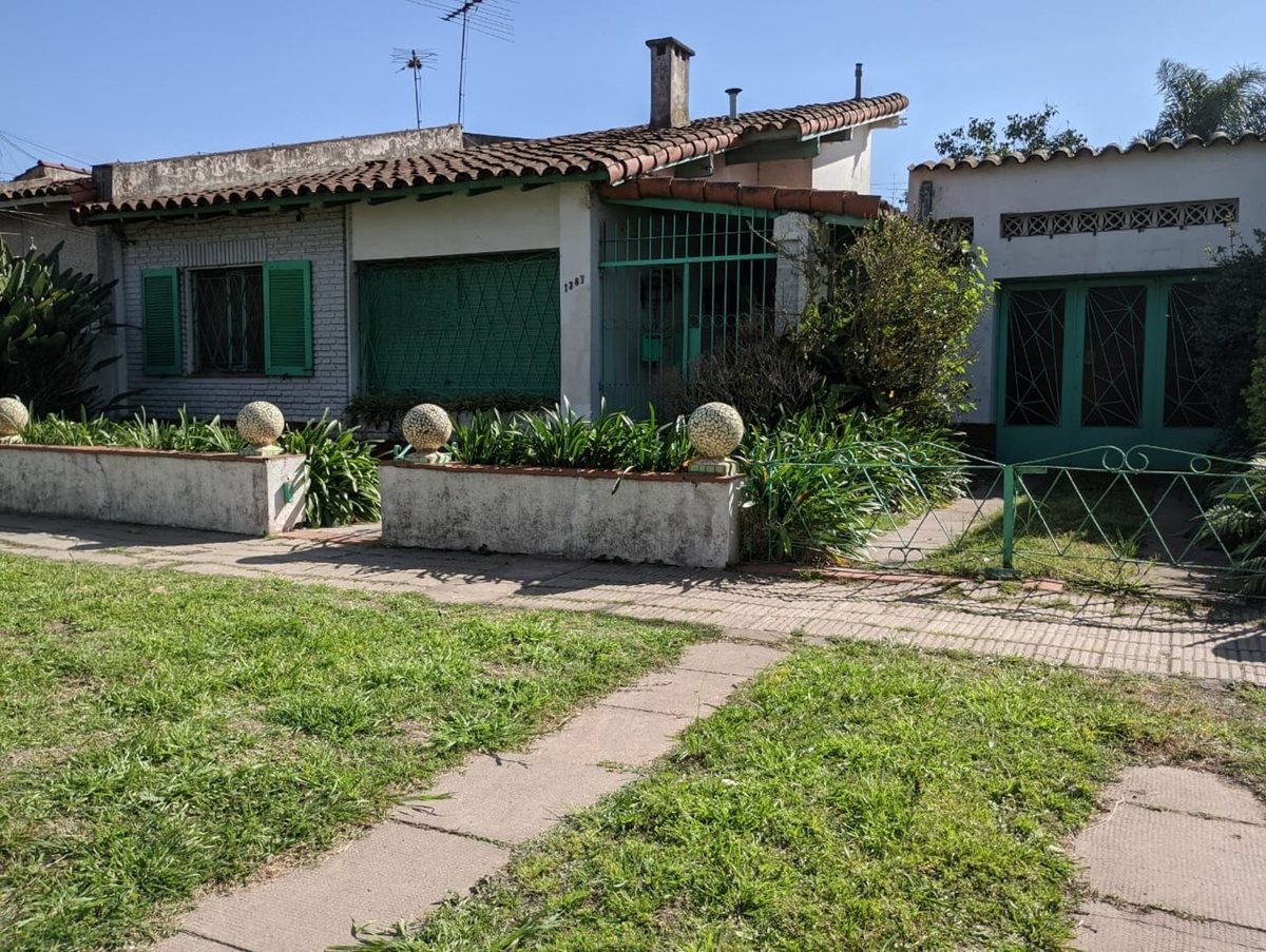 Casa de 4 Ambientes a la Venta 200 Mts.AV.PAVON
