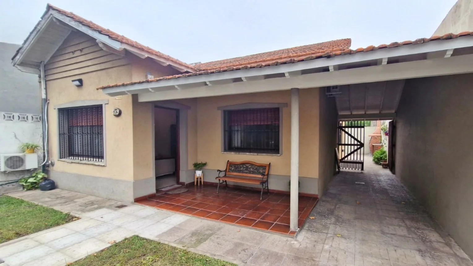 Casa de 3 ambientes en venta en Hurlingham, Coraceros 2400