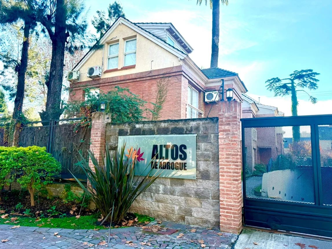 Venta casa - altos de adrogue- cochera- pileta, foto 2